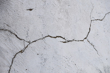 Obraz premium Crack in white painted concrete wall