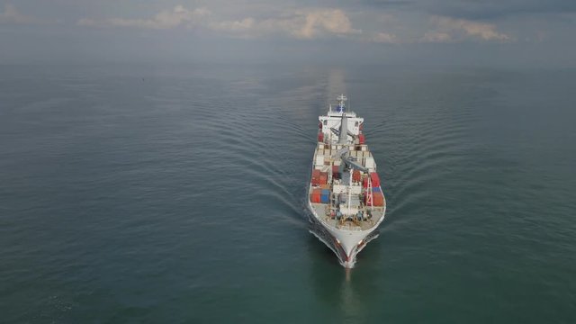 navire en pleine mer vue d'h&eacute;licopt&egrave;re 4k uhd