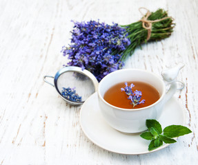 Obraz na płótnie Canvas Cup of tea and lavender flowers