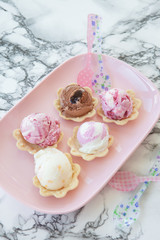 Kugeln verschiedener Eiscremes