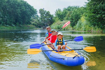 Family kayaking on the river - obrazy, fototapety, plakaty