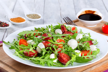 Fried sausages, tomatoes, mini mozzarella, arugula salad