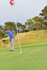 Obraz premium Young man playing golf