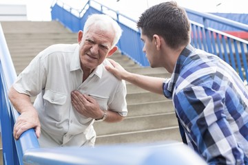 Strong chest pain © Photographee.eu