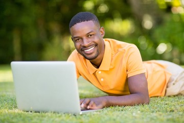 Obraz premium Happy man using his laptop