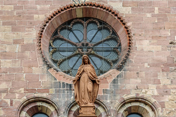 Fototapeta na wymiar Heilige Maria vor dem Münster in Freiburg