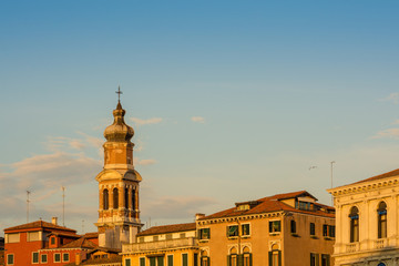 Glockenturm der Kirche Chiesa di San Bartolomeo in Venedig, Italien