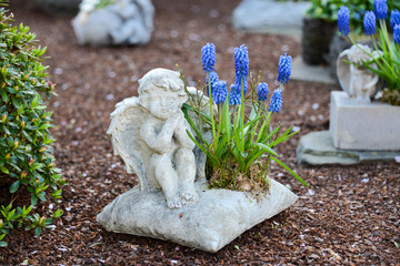 Engel und blaue Blumen
