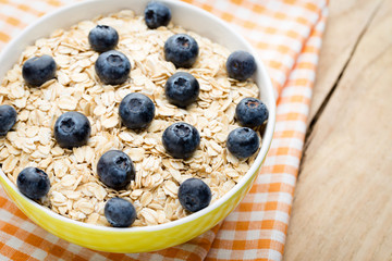 Oatmeal porridge with blueberries. healthy breakfast.