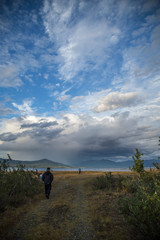 Obraz premium Mountain lake in a cloudy day canda yukon