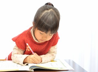 勉強する女の子