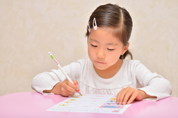 勉強する女の子