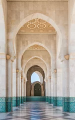 Der Korridor in der Großen Moschee von Hassan II mit blauem Himmel © kessudap