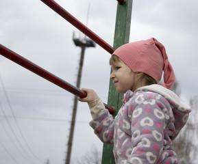 Маленькая девочка смотрит вдаль
