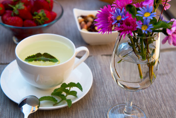 Green tea and mint with lrmon on table