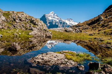 Alpen reflektieren im See