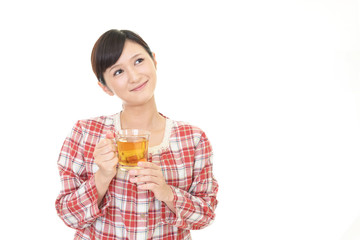 紅茶を飲み寛ぐ女性