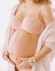 kobieta w ciąży w różowym staniku