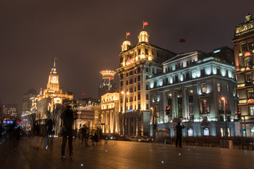 Fototapeta na wymiar illuminierte Architektur in Shanghai bei Nacht - der Bund
