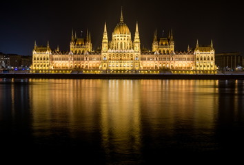 Fototapeta premium Parliament of Hungary in Budapest at night