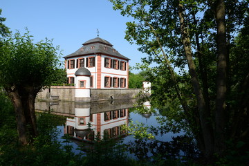 Fototapeta na wymiar Wasserschloss in Klein-Welzheim