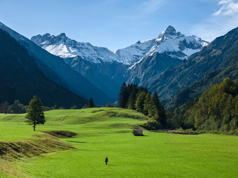 Wanderer vor Bergkulisse