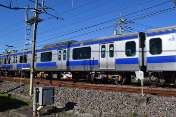 Obraz premium 走行中の電車／茨城県の常磐線で、走行中の電車を撮影した、通勤通学イメージの写真です。