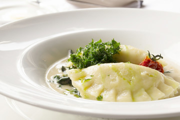 schwäbische maultaschen angerichtet 