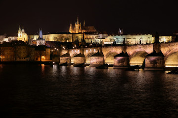 Most Karola i zamek w Pradze nocą