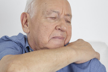 Obraz premium Elderly man with shoulder pain