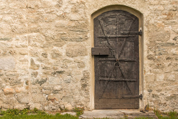 Eisentür eingelassen in Steinmauer