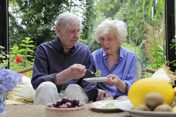 Altes Paar Senioren essen Kiwi