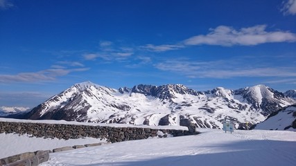 Fototapeta na wymiar Staumauer vor Bergpanorama Winter