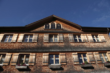 Fototapeta na wymiar Haus Fassade im Bregenzerwald