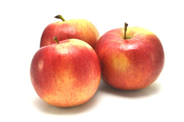 Красные яблоки на белом фоне крупным планом