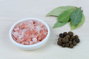 Fototapeta na wymiar bowl of pink Himalayan salt on the chopping board trewnianej