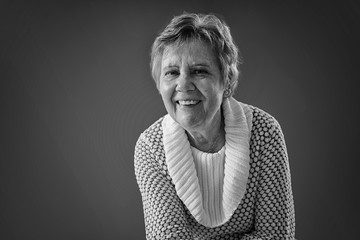 Vrolijke lachende oude vrouw in zwart/wit