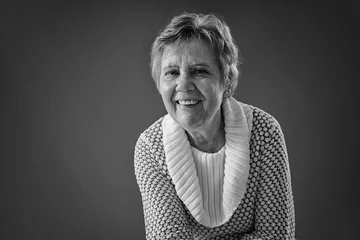 Foto auf Acrylglas Vrolijke lachende oude vrouw in zwart/wit © Tineke Jongewaard