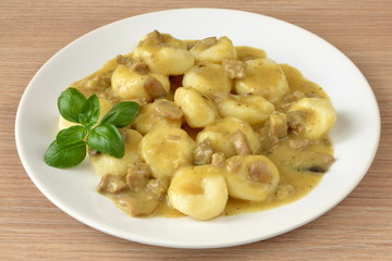 kluski z sosem pieczarkowym