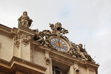 Fototapeta na wymiar Statues on fronton of Saint Peter Cathedral 