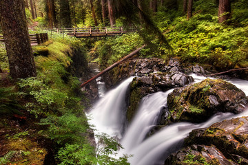 Fototapeta premium Sol Duc Falls w Olympic Park Narodowy w stanie Waszyngton.