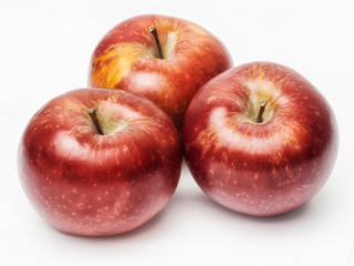 Manzanas rojas aisladas en fondo blanco