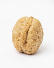 Nuez aislada en fondo blanco