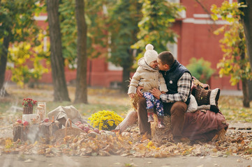 Отец и дочь играют в осеннем парке
