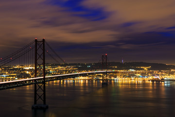 Fototapety  Nocny widok na Lizbonę i Most 25 Kwietnia, Portugalia