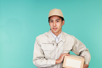 荷物を運ぶ笑顔の宅配人