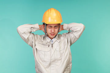 疲れた表情の労働者