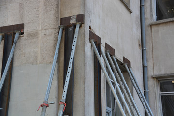 fachada de un edificio apuntalada