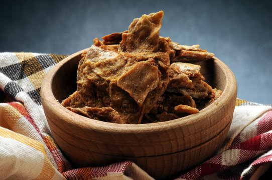 Ciccioli Kaantjes Gratons Gras&euml;tte Grasul Gras&eacute;i Gras&ograve;l Gr&eacute;ppole Cicioli Grasooli Sfrizzoli Lardinzi Siccioli Cicoli Frittole  Sprittoli Scittole Scarafuagli Curcuci Frittula Ziringuri Cicines Fricis