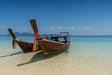 Fototapeta na wymiar Thai boat longtail boat on the sea beach